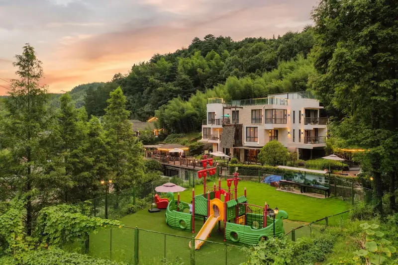 Cloud Mirror Holiday Hostel, listing photograph